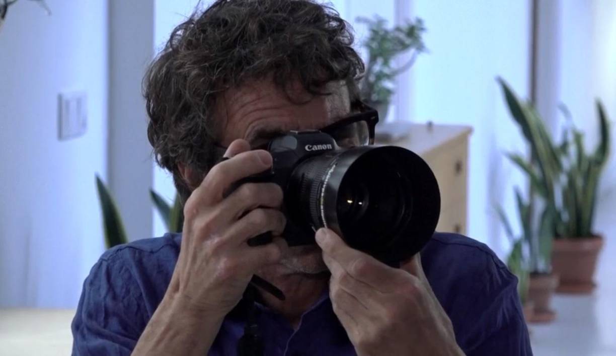 Los jugadores de Barcelona posaron con niños pequeños y sus familias para un calendario como parte de las actividades de caridad del periódico local Diario Sport y UNICEF. Monfort fue el responsable de la sesión de fotografías, y coincidió que Messi había quedado emparejado con la familia de Yamal. Su madre, quien es originaria de Guinea Ecuatorial, está junto a Messi y el bebé en una de las fotos.