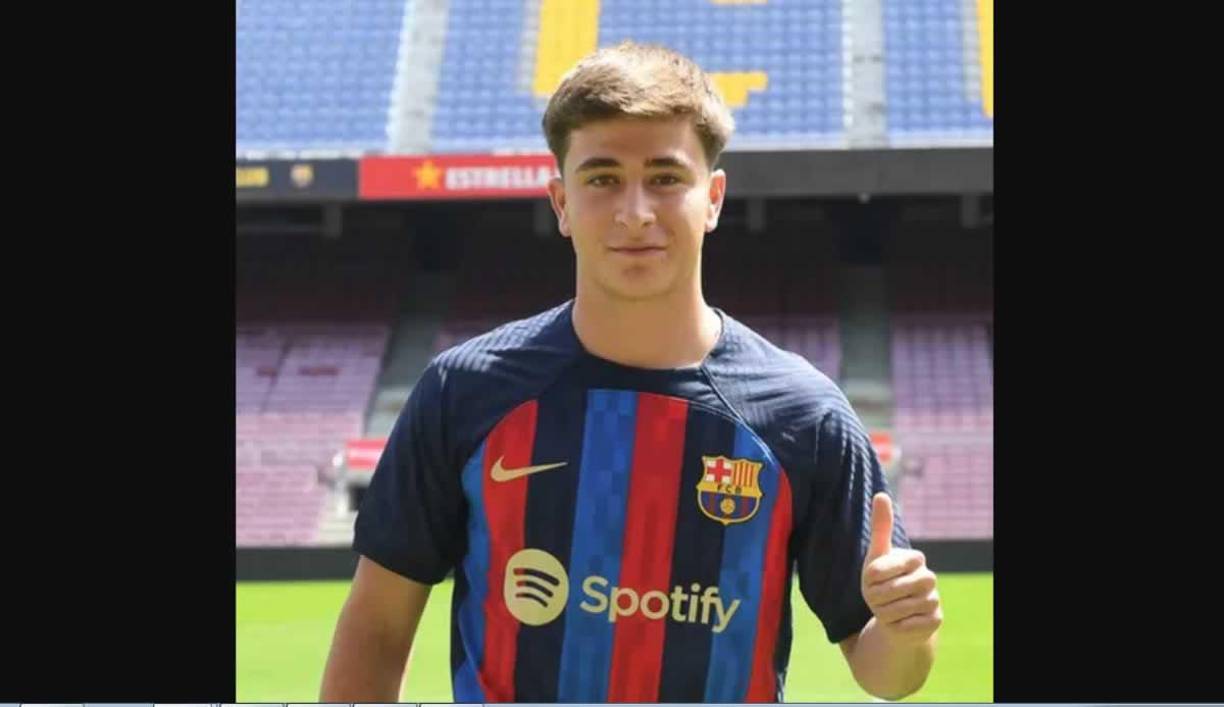 Pablo Torre - El joven centrocampista, del filial del Barcelona, usará el dorsal 32 y participará en el primer equipo. En marzo de 2022, el Barça llegó a un acuerdo de traspaso con el Racing de Santander para incorporarlo.