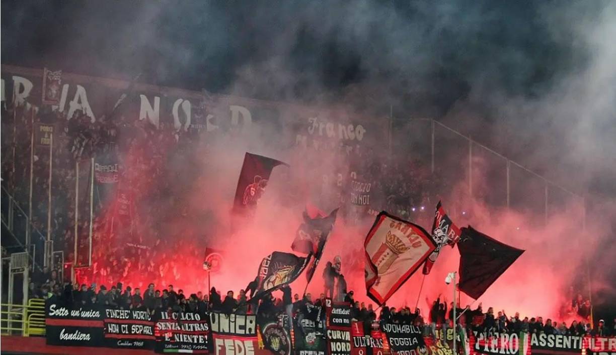 Los ultras del Calcio Foggia hicieron destrozos en el estadio Erasmo Iacovone al final del partido que perdieron.