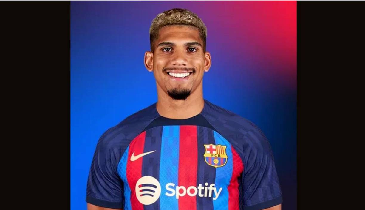 Ronald Araújo - El central uruguayo llevará el dorsal 4 en su espalda. La temporada 2020/21 subió del filial al primer equipo del FC Barcelona.