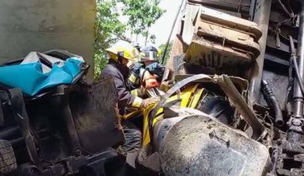 Al lugar se hizo presente miembros del Cuerpo de Bomberos para auxiliar a los heridos.