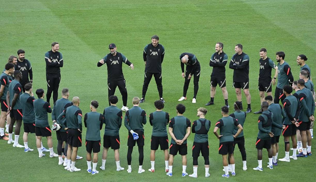 El Liverpool fue el primer equipo en salir a probarse a la grama del Stade de France y Jürgen Klopp dio una charla a sus jugadores.