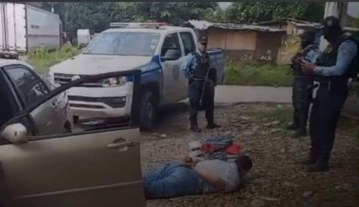 En un video que se ha viralizado en las redes sociales se observa un sujeto en el suelo mientras un agente detalla que acababa de ser detenido tras una persecución luego del asalto en la siete avenida de la colonia Prado Alto.