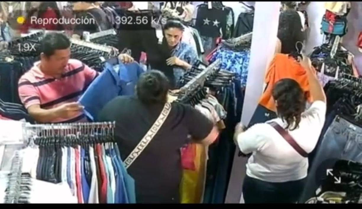 “Hay varias personas, unas entretienen a las vendedoras y las otras tapan para que escondan la ropa”, señala.