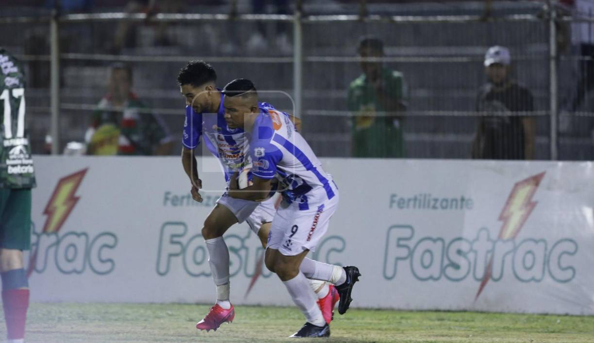 Marcelo Canales y Marco Tulio Vega llevando el balón al centro del campo tras el gol de penal.