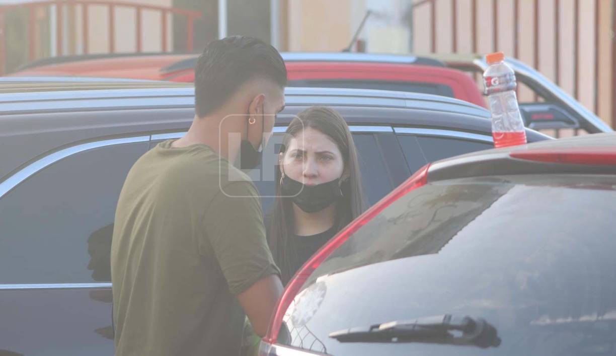 Momento en que Luis Palma conversaba con su novia Annie Córdova.