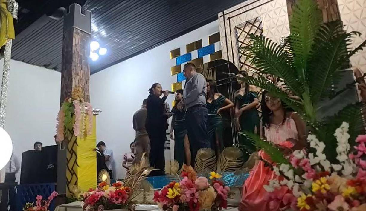 Fue después de la ceremonia que, misteriosamente, la princesa se desmayó y unos 15 minutos más tarde ocurrió lo mismo con la reina. 