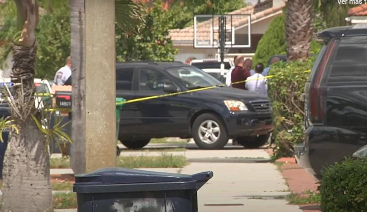Varios miembros de la familia llegaron al sector residencial de Miami Lakes donde las autoridades encontraron a las víctimas cuyas edades oscilan entre los 22 y 58 años.