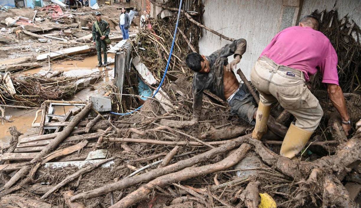 En una montaña de sedimentos, puede verse un brazo con el puño cerrado, muy descompuesto. El equipo usa dos picos para despejar los restos de ramas, lodo y basura que lo cubren. Está tan atrapado que se necesitan más de dos horas para sacarlo.