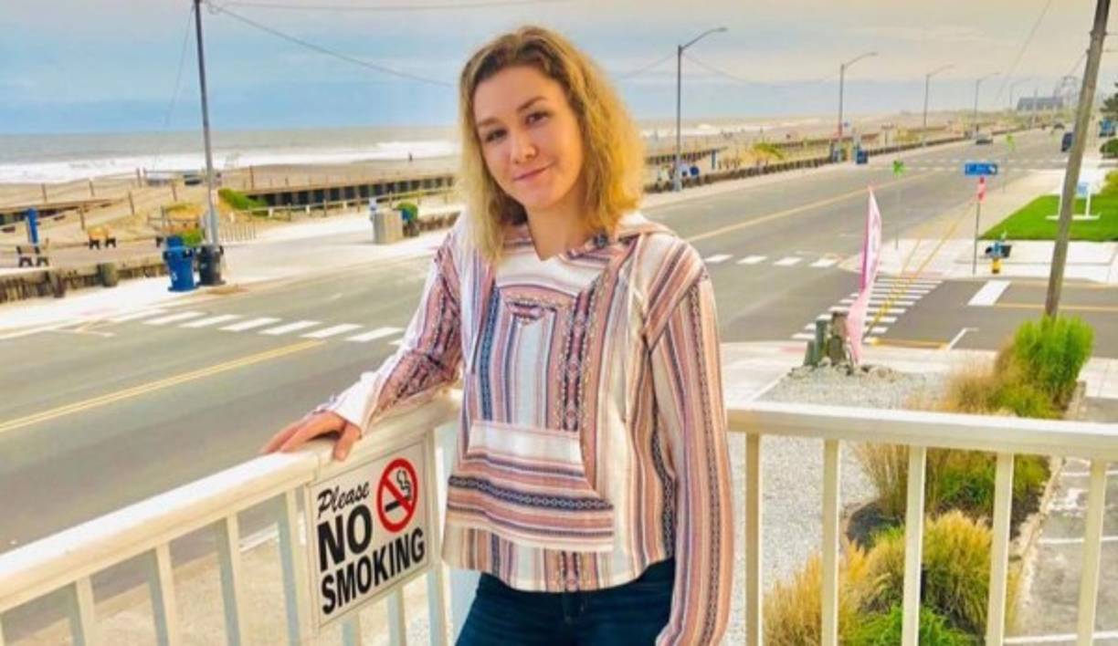 Englehardt, era estudiante de Enfermería y encargada de una pizzería en los suburbios de Filadelfia. Decidió ir de vacaciones a Miami Beach sin saber que encontraría la muerte en la habitación de un hotel.