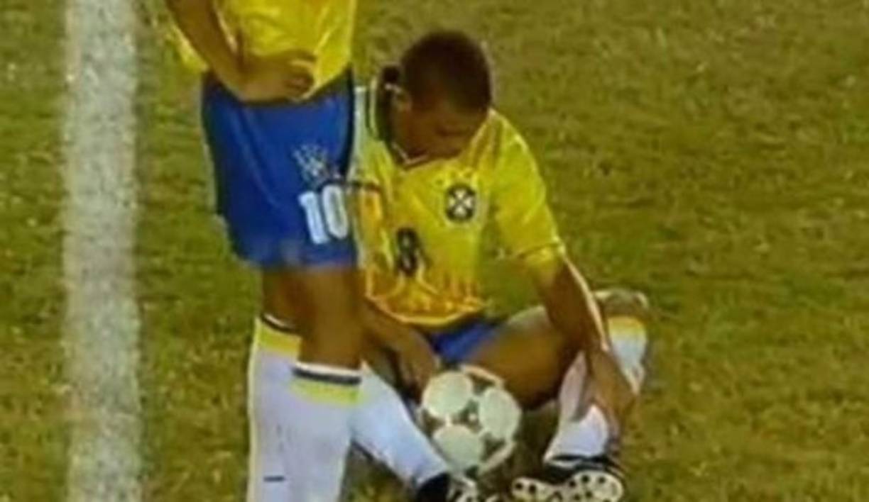 Ronaldo Nazario. El histórico futbolista brasileño, tuvo que orinar en el centro del campo antes de un partido ante Hugría por los Juegos Olímpicos de Atlanta 96.