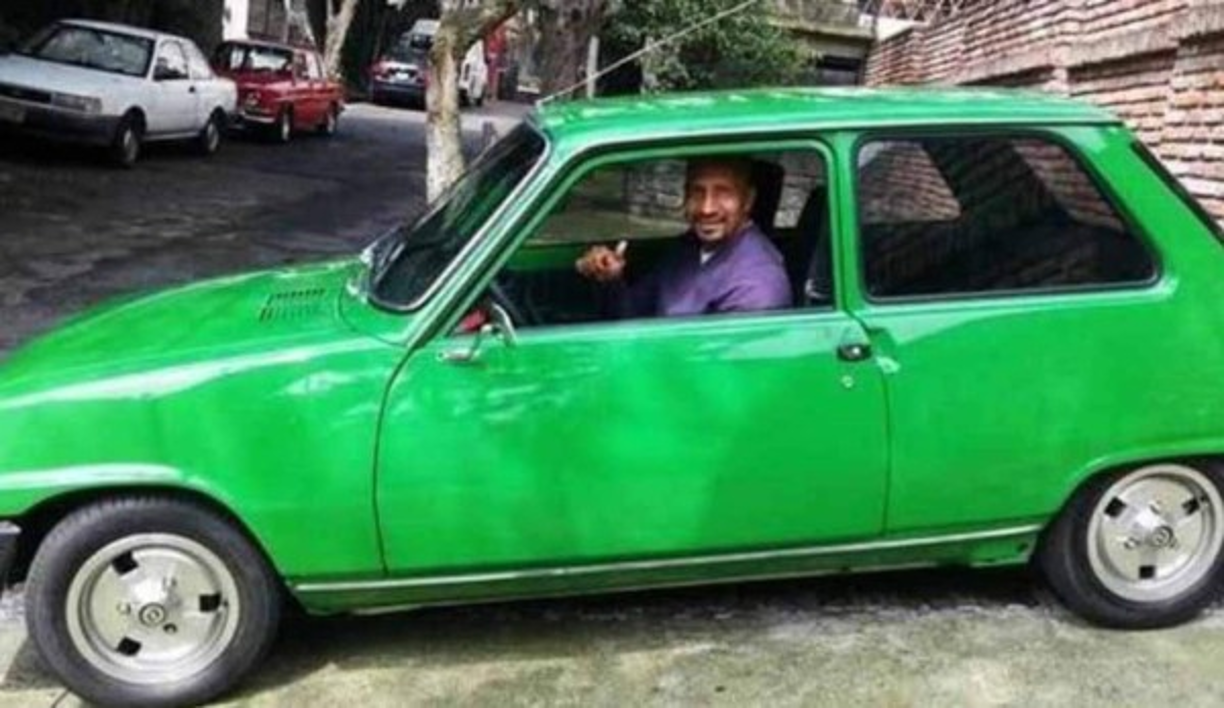 Oscar 'El Conejo' Pérez: El portero mexicano demostró que puede llegar a la práctica con mucho estilo y clase, y para prueba esta imagen en la cual, se encuentra en un auto R5 Renault, modelo 1975.