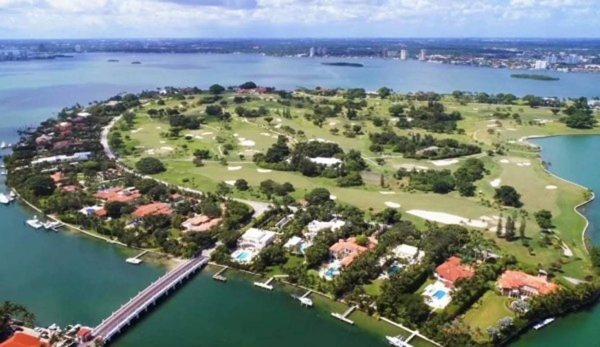 Esta isla privada, cerrada al público en general, es considerada una de los lugares más seguros de Florida, ya que cuenta con una enorme fuerza policial y con un gran despliegue de tecnología para proteger a sus exclusivos residentes.
