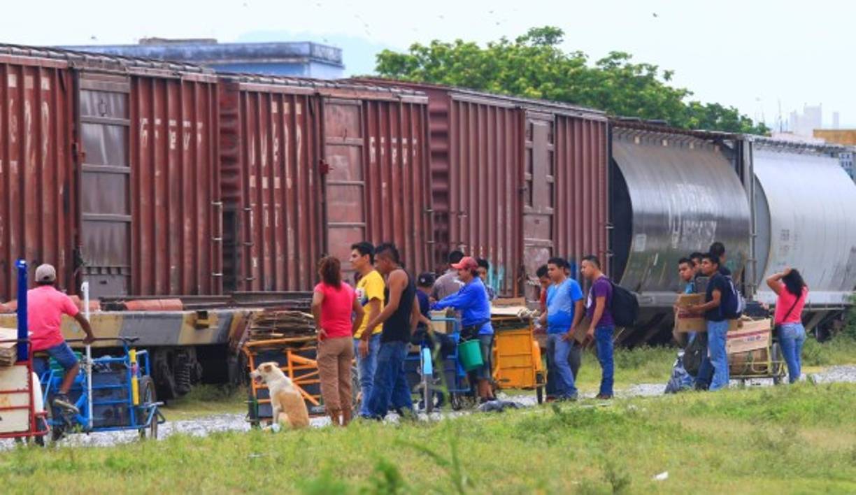 Compatriotas hondureños se aprestan a subirse al tren 'La Bestia' en México.