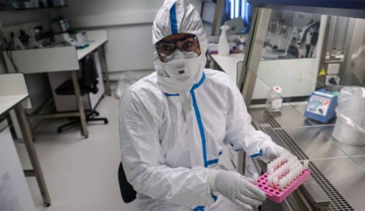 Estos hallazgos desafían el consejo de las autoridades de salud de todo el mundo de que las personas deben permanecer separadas a una 'distancia segura' de uno a dos metros, señala el periódico South China Morning Post.