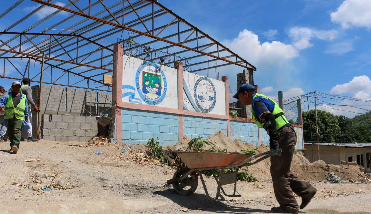 Samuel Linares, Coordinador del Departamento de Construcción de Edificios, Vivienda y Áreas de Recreación, dijo que ya terminaron los trabajos de levantamiento de paredes del Centro de Educación Prebásica Rosa Madrid, actualmente están preparando el terreno para hacer la fundición de lo que será el piso de concreto, luego divisiones internas y por último los acabados de la instalación
