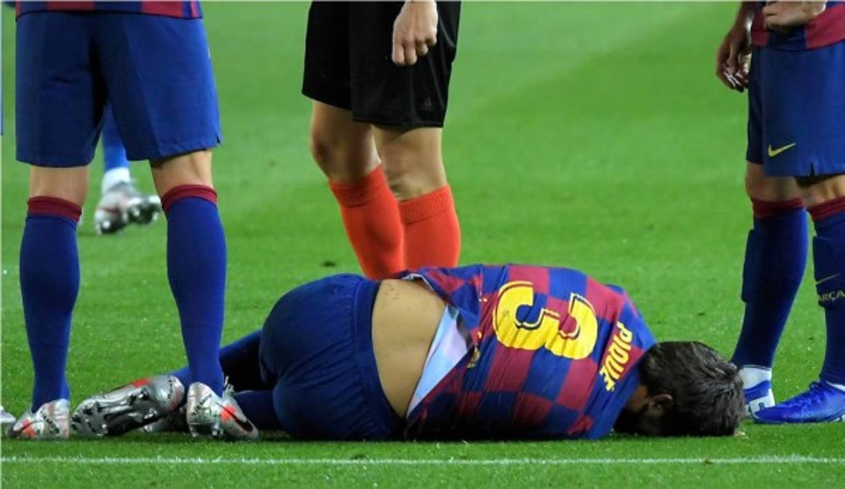 Gerard Piqué sufrió un golpe en la jugada defensiva con Roger Assalé.