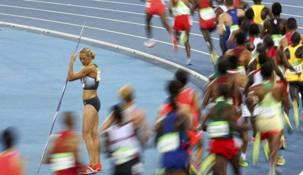La alemana Jennifer Oeser observa la final de los 10.000 metros.