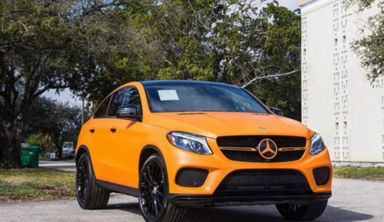 La nueva camioneta de Karol G cuenta con un motor V6 de 3.0 litros, con dos turbos, que produce 385 caballos de fuerza y 384 lb-pie de torque. Cuando la regeatonera quiera, podrá ir de 0 a 60 millas por hora en solo 5.6 segundos.<br/>