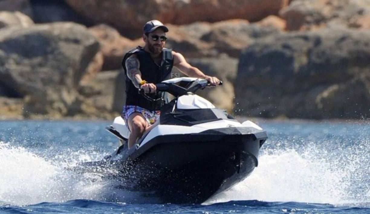 Messi conduciendo una moto de agua y disfrutando a lo grande.