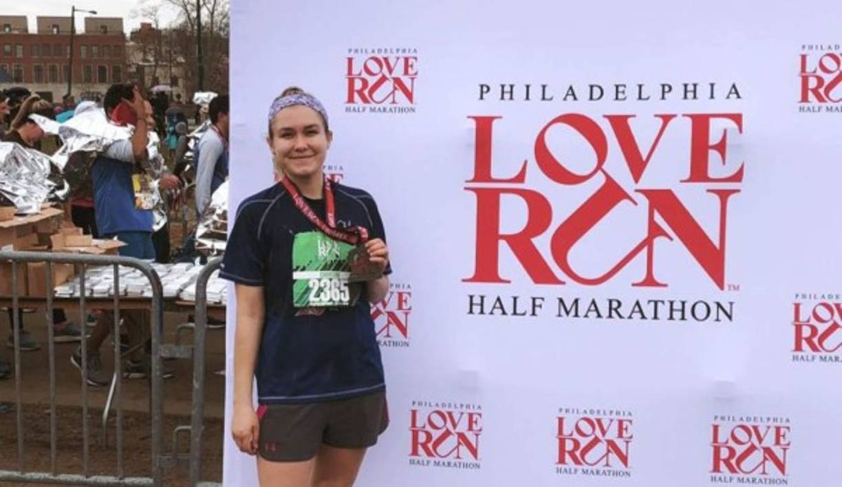 La estudiante había viajado sin compañía al sur de la Florida para pasar unos días de vacaciones. Su muerte es investigada por la policía de la localidad, quien maneja la hipótesis de su fallecimiento a causa de una sobredosis.