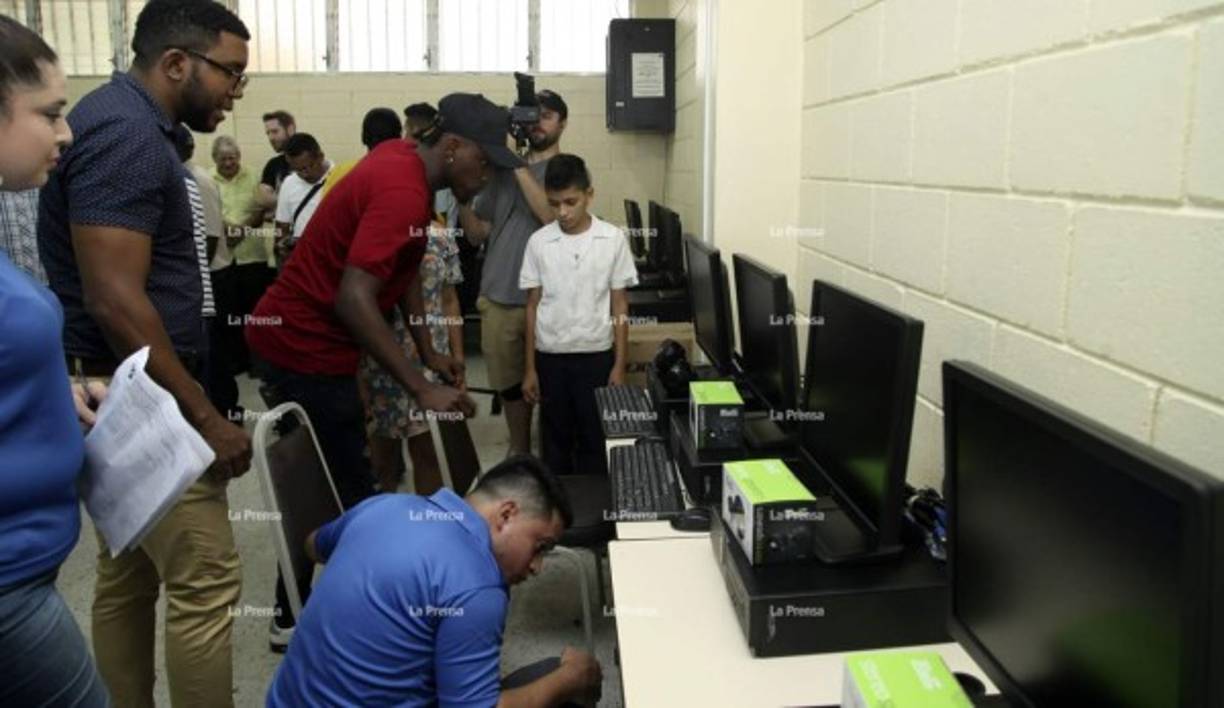 Alberth Elis ha demostrado su humildad con los alumnos.