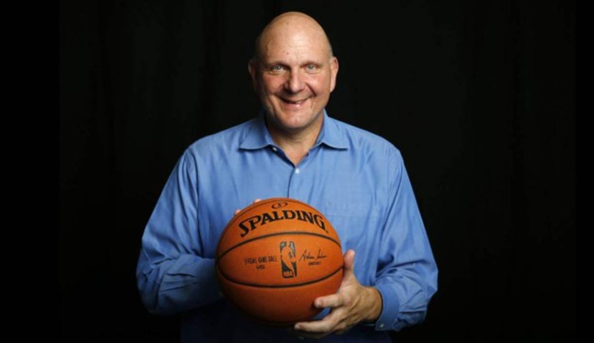 Steve Ballmer también es un empresario y ex director ejecutivo de la empresa informática Microsoft, que se retiró en 2014 de su cargo.
