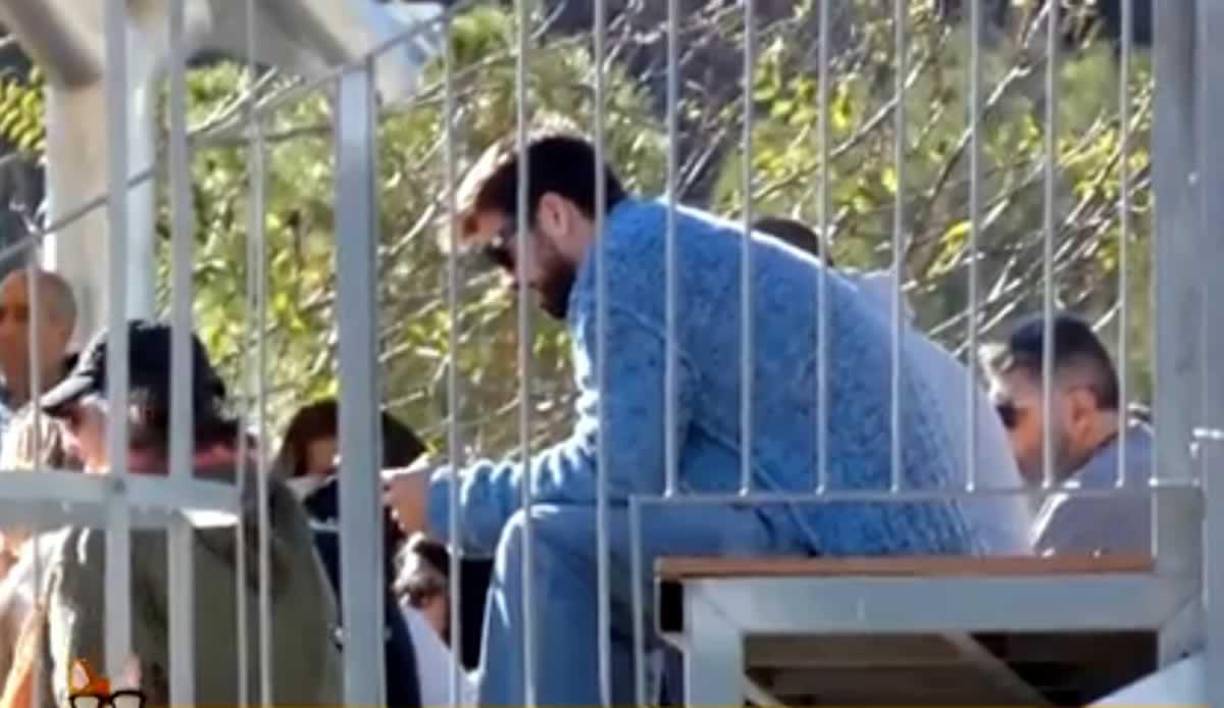 Gerard Piqué estuvo todo el rato distraído con su celular, sin observar a Shakira, y de vez en cuando levantaba la cabeza para mirar a su hijo.