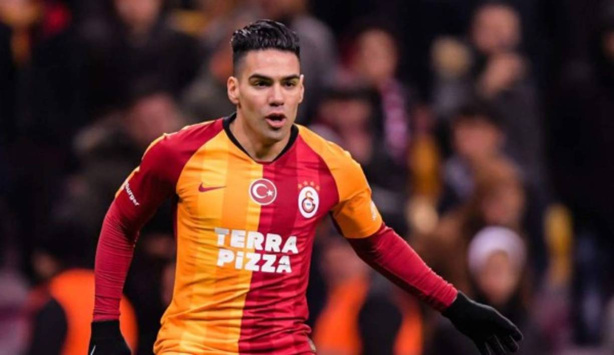 Aunque Radamel Falcao quiere seguir en el Galatasaray, el club turco necesita vender y la venta del delantero colombiano sería una buena inyección económica, por eso le ha puesto en el mercado y está dispuesto a escuchar ofertas. La alta ficha del cafetero, además, es un handicap para las delicadas arcas del club.