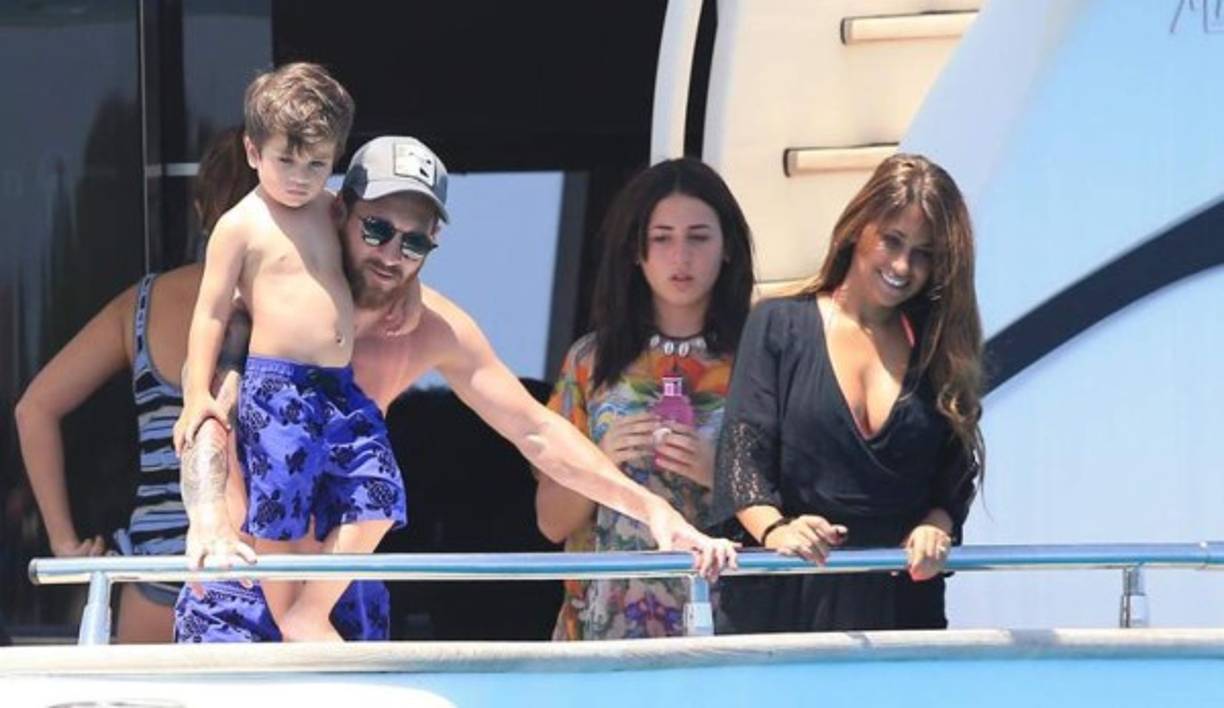 Messi aún mantiene su barbar, aquí junto a su amado hijo.Foto GTRES.