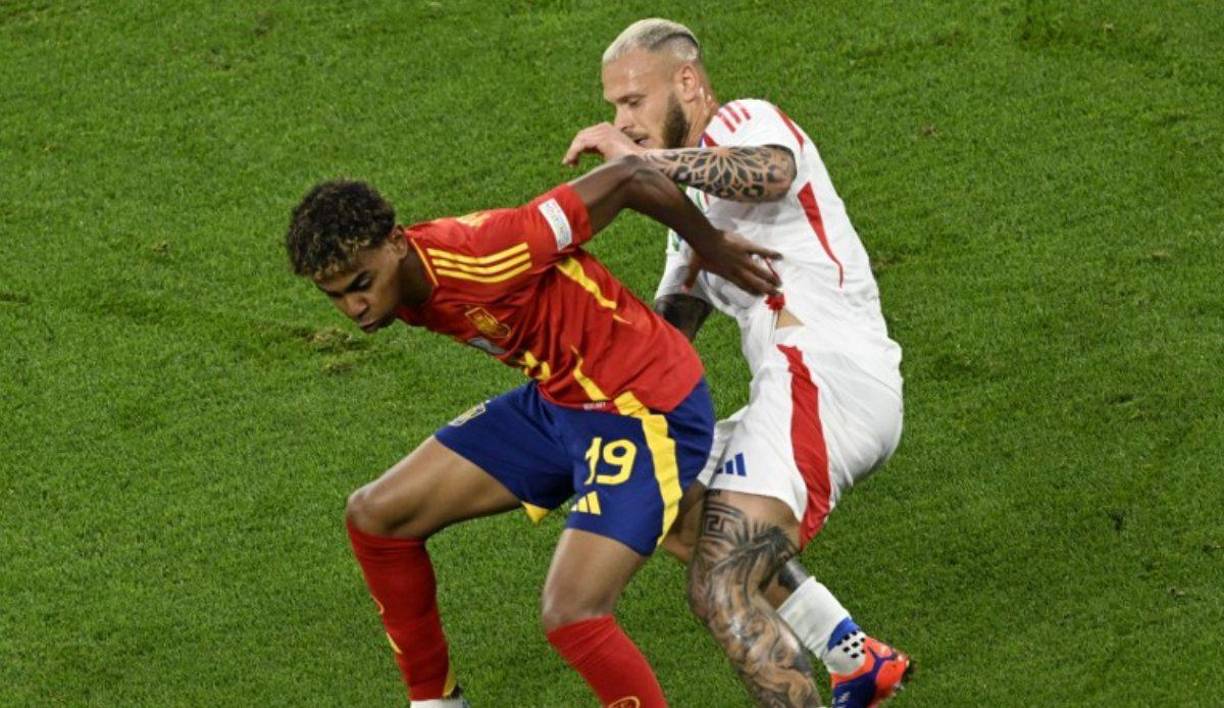 Según Bild, la ley es más laxa y extiende los horarios hasta las 11:00 de la noche, pero aún así el futbolista trabaja más allá de esa hora. Así ocurrió en el partido ante Italia.