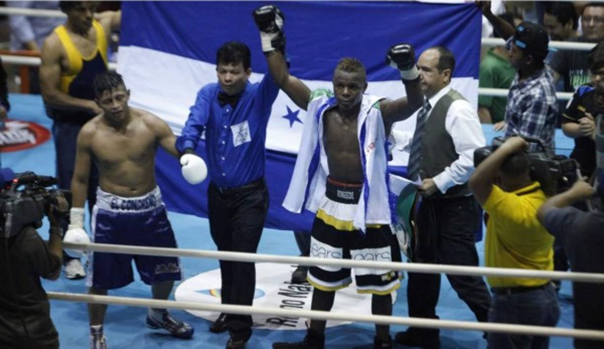 En el octavo round Josec Ruiz logró el triunfo por nocaut técnico.