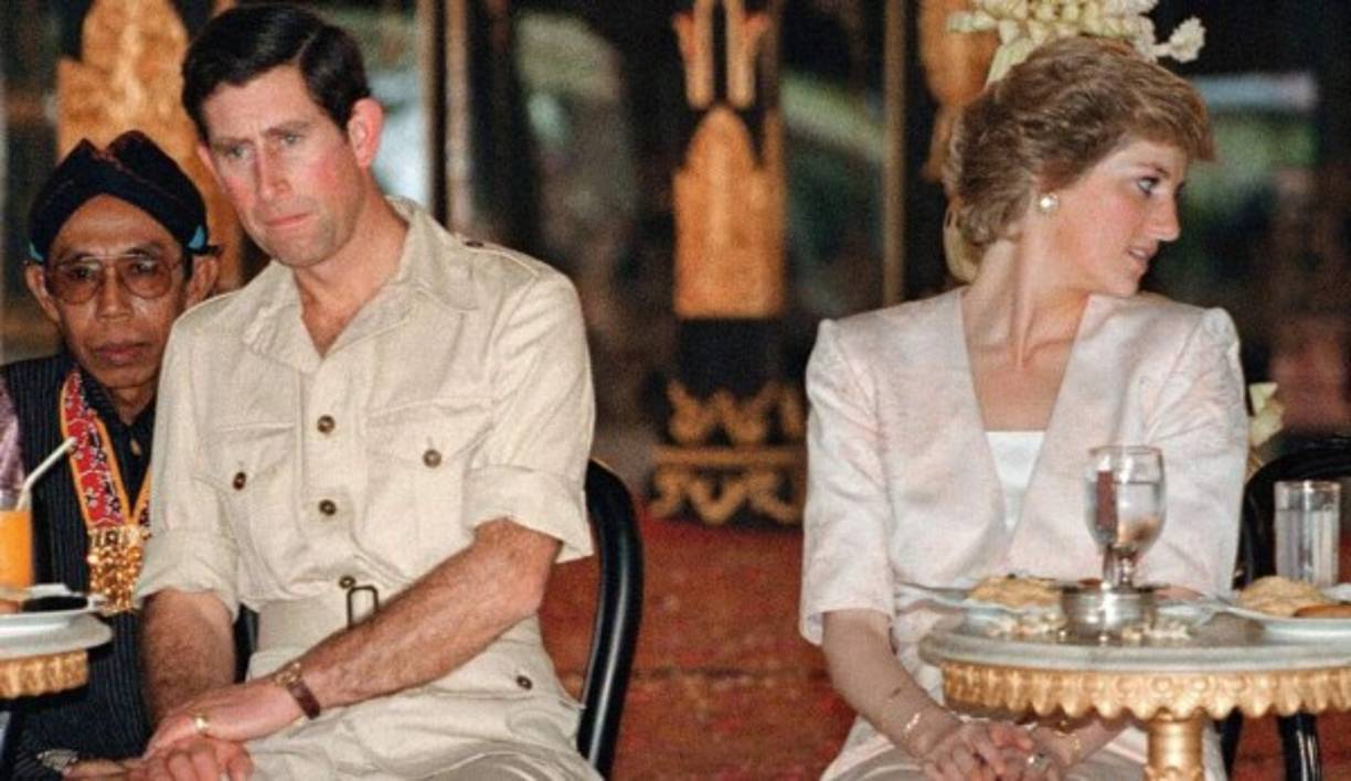 9 de diciembre de 1992: se separa del príncipe Carlos. Unos meses antes, Andrew Morton revelaba en la exitosa biografía 'Diana, su verdadera vida' los detalles del naufragio de la pareja, sus crisis de bulimia y sus tentativas de suicidio.