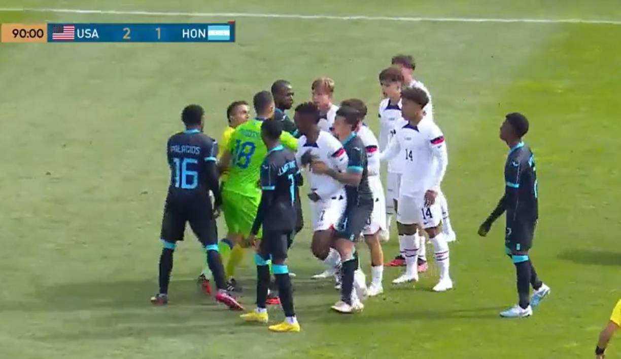 Tras el gol de EUA, se armó un zafarrancho entre jugadores de Honduras y Estados Unidos.