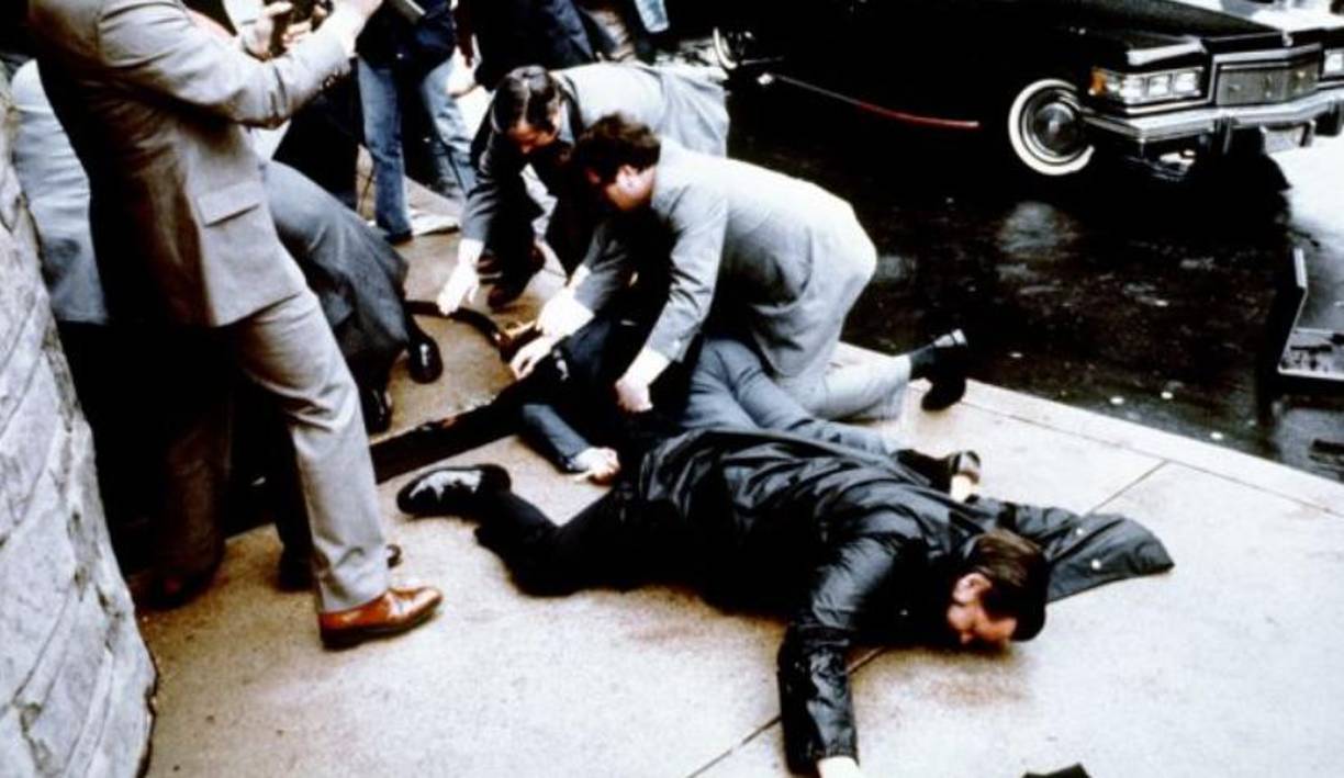 Su agresor, un perturbado admirador de la actriz Jodie Foster, le disparó una bala que entró por la axila y se alojó en el pulmón, sin tocar el corazón ni poner en peligro su vida. En menos de un mes, Reagan retornó a la Casa Blanca.