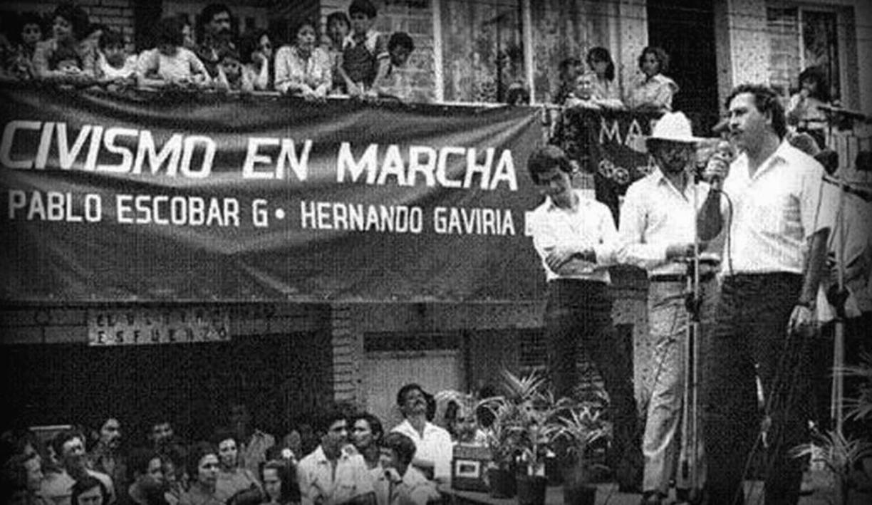 Escobar tenía una notable influencia sobre la política colombiana. En la década de 1980, buscó ganar poder político para proteger sus intereses y obtener inmunidad, y llegó a ser elegido como suplente en el Congreso de Colombia.