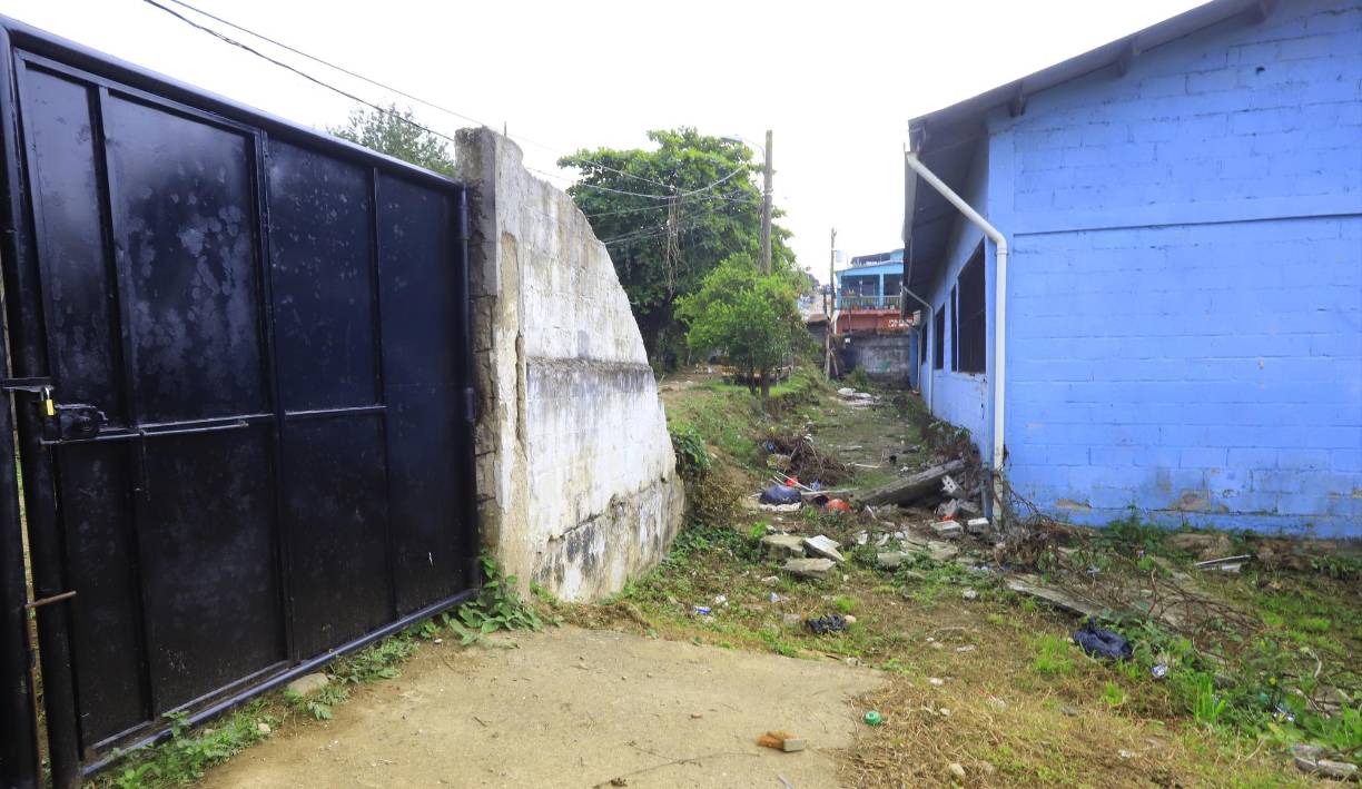 Gran parte del cerco perimetral de la escuela Éxitos de Anach está totalmente destruido, por lo que piden apoyo de las autoridades locales para la construcción de la parte trasera del muro.