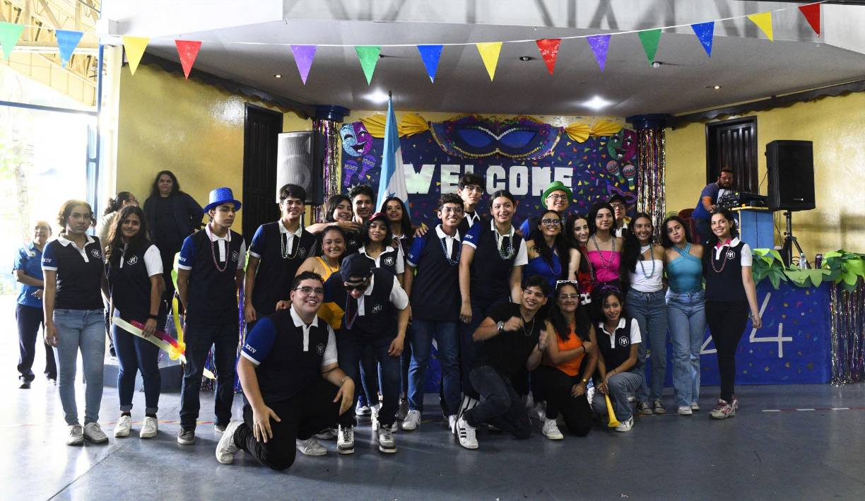 Estudiantes de la Kitty Kat &amp; Morazzanni celebran su “seniors entrance 2023-2024”