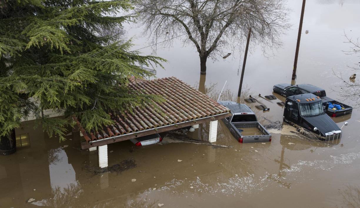 “Las tormentas invernales causaron la muerte de 14 californianos, o sea más que los incendios forestales de los últimos dos años”, dijo en un comunicado la oficina del gobernador del estado, Gavin Newsom.