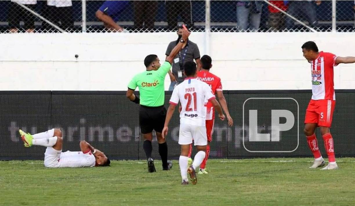 El árbitro Jefferson Escobar expulsando a Sergio Peña por un codazo en el rostro de Edwin Rodríguez.