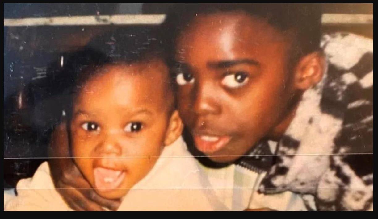 Los primeros días estuvieron en una pensión, pero después se les habilitó un apartamento. En una ocasión, los fue a visitar para ver cómo se encontraban cuando María, embarazada, le dijo que tenía unas molestias.Iñaki Mardones no lo pensó dos veces: “Le digo: ¡Vamos al hospital!”. Así lo hicieron y, tras ser examinada, les informaron que “tenía poca dilatación”.Acompañó a Félix a la cafetería y poco tiempo después les avisaron que había nacido el niño. Se llamó Iñaki.“Que te digan si le pueden dar tu nombre a un crío que va a nacer siempre es un inmenso regalo, un gran honor, y que luego ese chaval llegue adonde ha llegado es tremendo”.