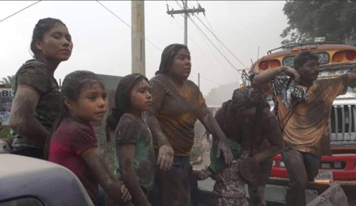 Según las autoridades locales, varias personas con quemaduras por la lava han sido trasladadas a distintos hospitales. /Foto: Twitter El Periódico.