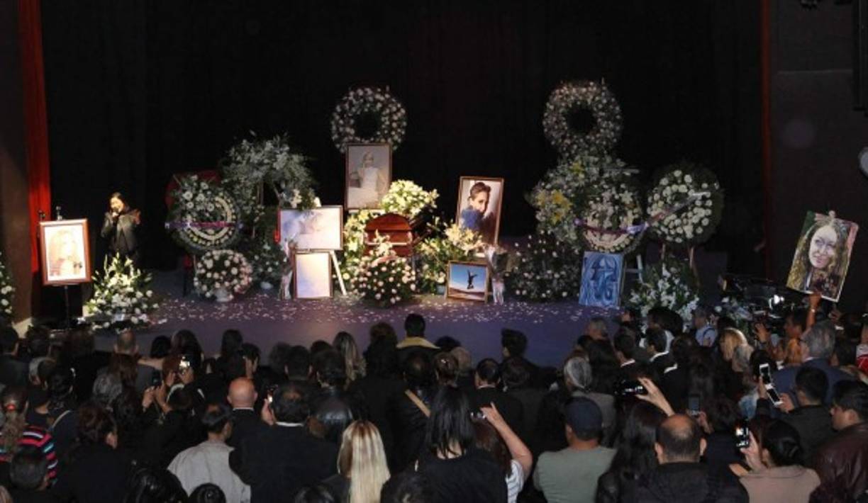 El escenario se llenó de arreglos florales en color blanco, así como de fotografías enmarcadas para recordar a la actriz.