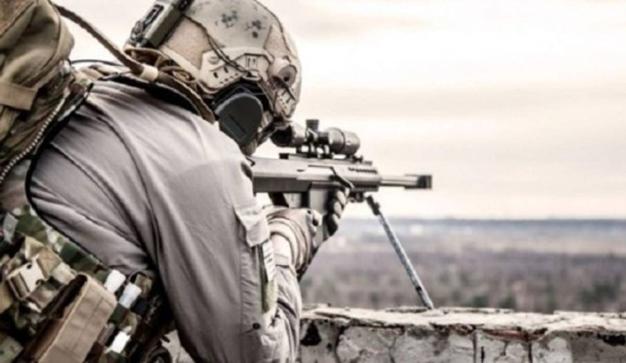 El oficial inglés entabló un duelo con él. A la distancia. Se escondían y cambiaban de posición incesantemente. Hasta que quedaron separados por 2.400 metros. Traducción: unas 24 cuadras de las nuestras. Pero las miras telescópicas servían para que uno y otro se vieran las caras.