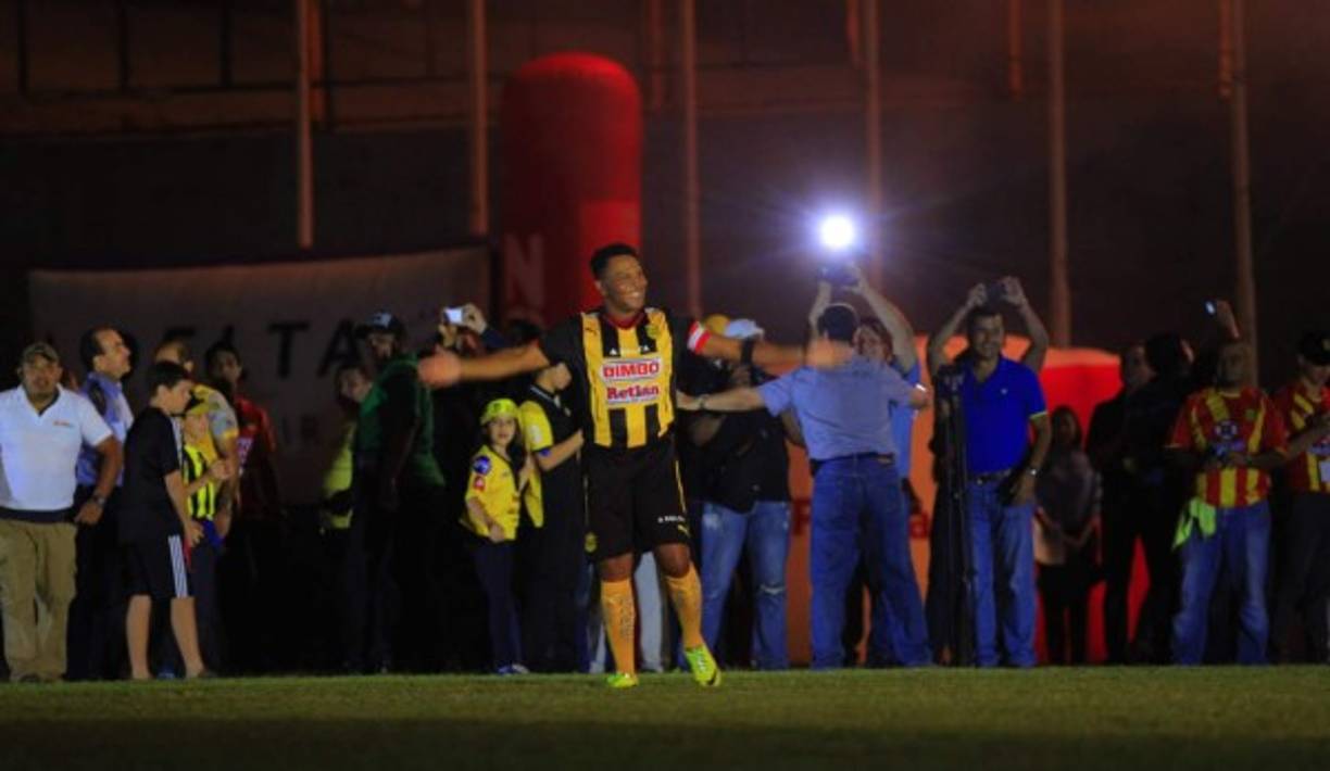 Momento en que Pavón ingresaba al césped del estadio Morazán.