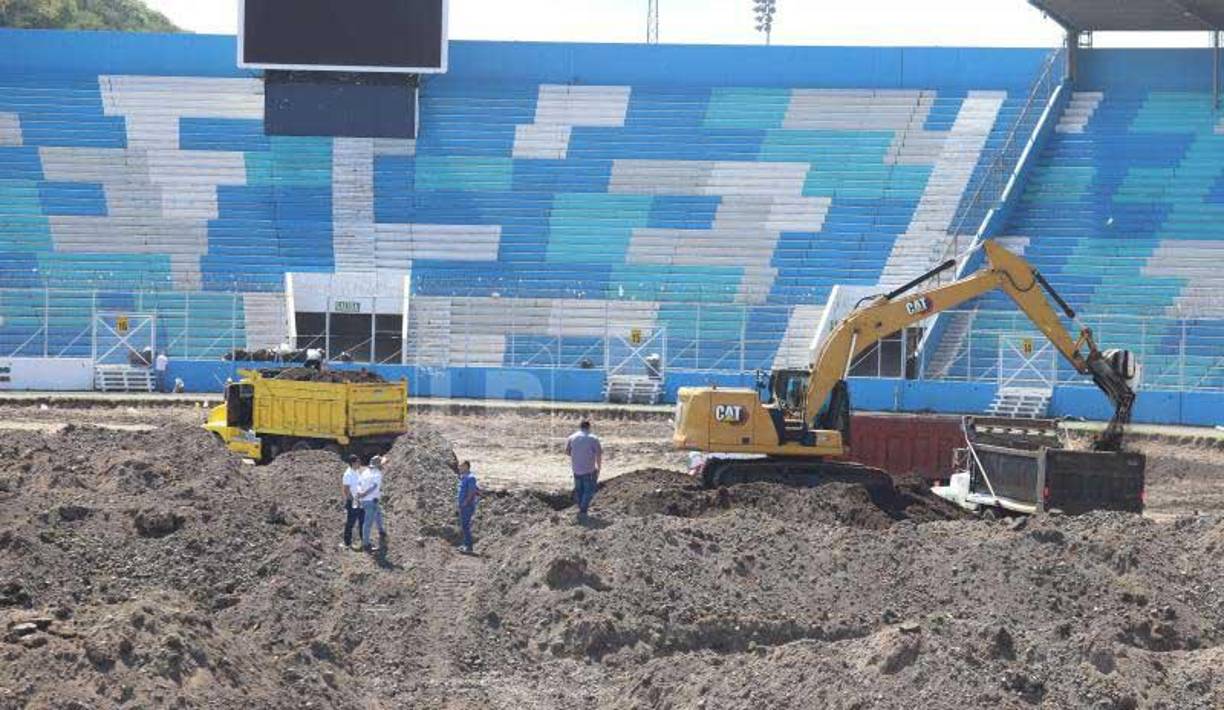 Sin más tiempo que perder y tras el show de Daddy Yankee vivido en el estadio Nacional Chelato Uclés, los encargado de cambiar el césped del inmueble redoblan esfuerzos para entregar la obra al tiempo estipulado.