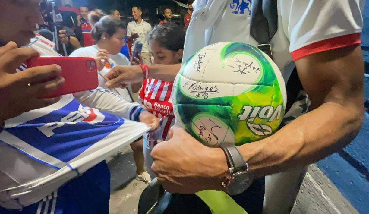 Jerry Bengtson se llevó el balón del hat-trick firmado por todos sus compañeros de equipo.