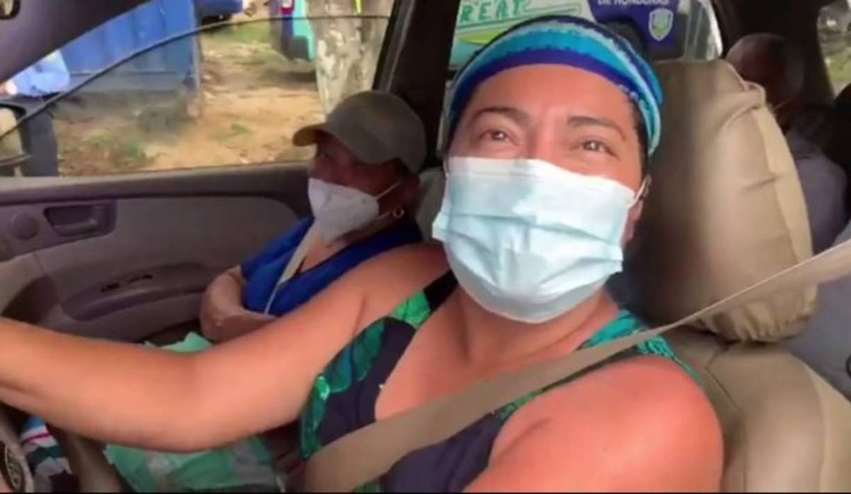 Esta hondureña agradeció la labor de Policía Nacional en el marco de Conapremm. Junto a su familia, regresaba a casa este domingo tras el asueto.