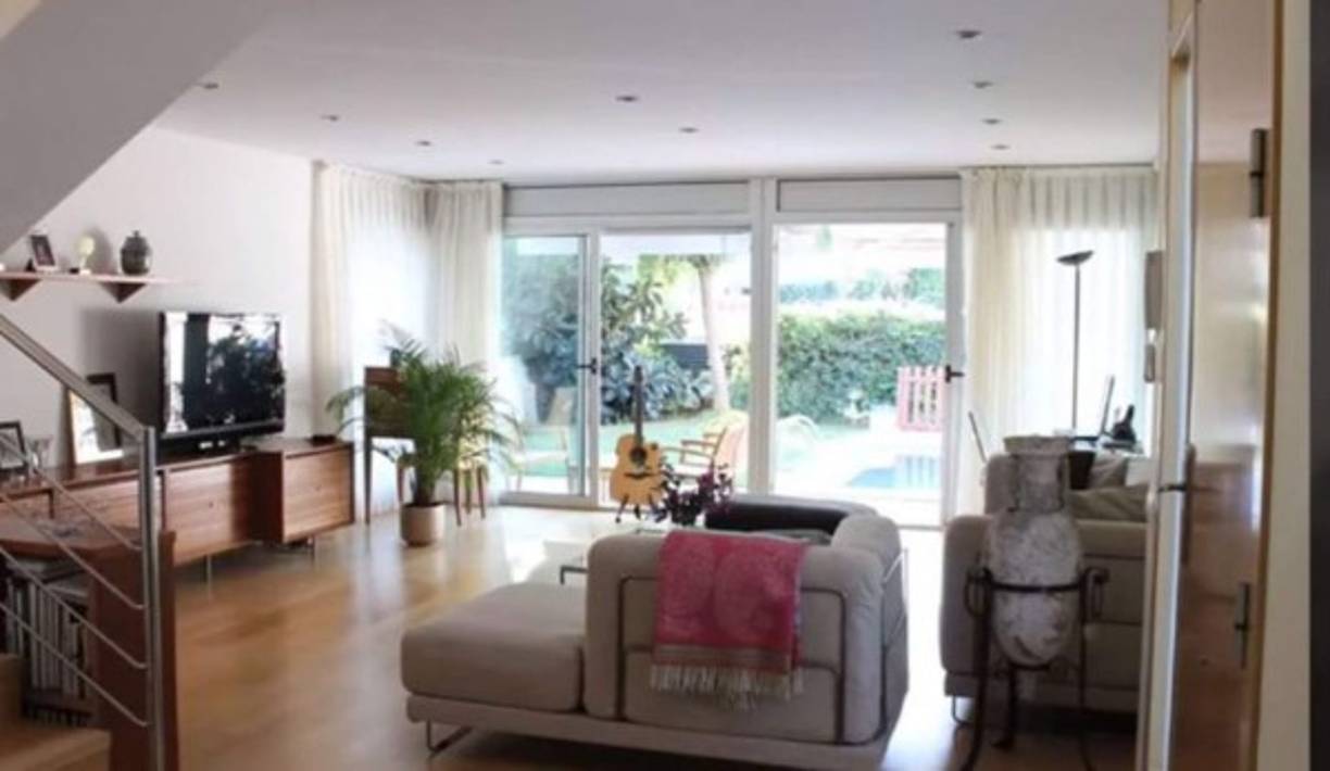 Según los rumores, curiosamente Lionel Messi compró la casa de los vecinos porque eran demasiado ruidosos hace unos años atrás.