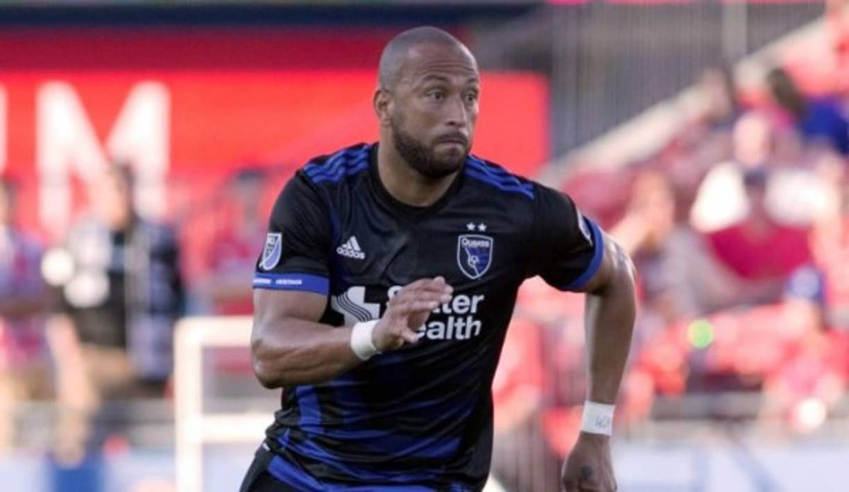 El veterano defensa hondureño Víctor Bernárdez no jugará en Honduras ya que cobra un sueldo casi impagable para los equipos nacionales. 'Me dio risa la oferta que me hizo Olimpia', dijo 'Muma', que también fue vinculado para volver al Motagua.